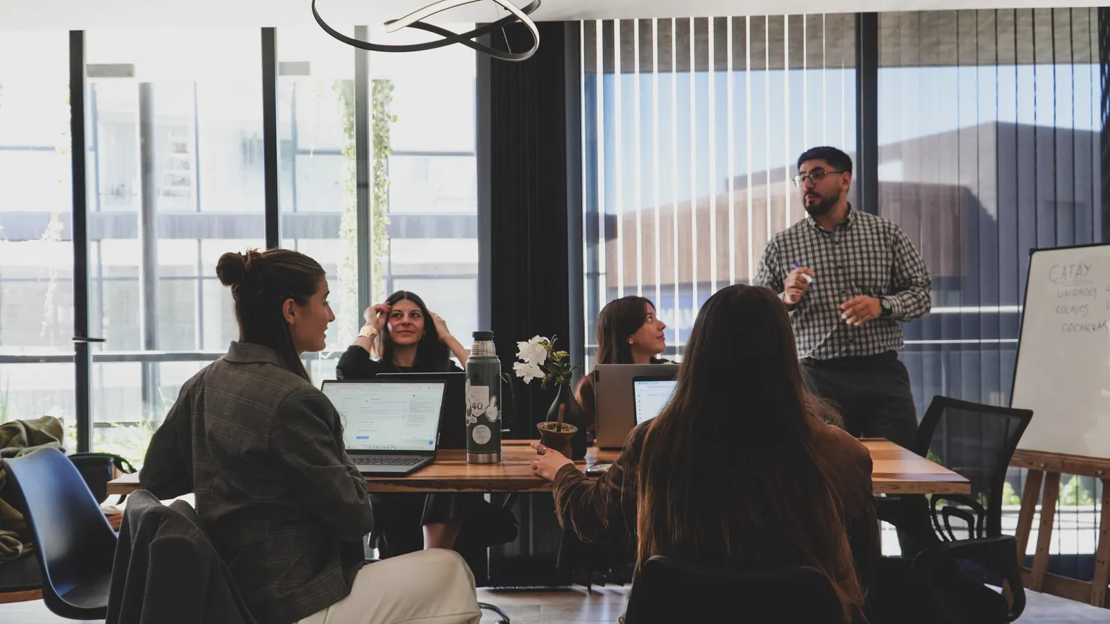 El equipo de Mavenz en una reunión de trabajo