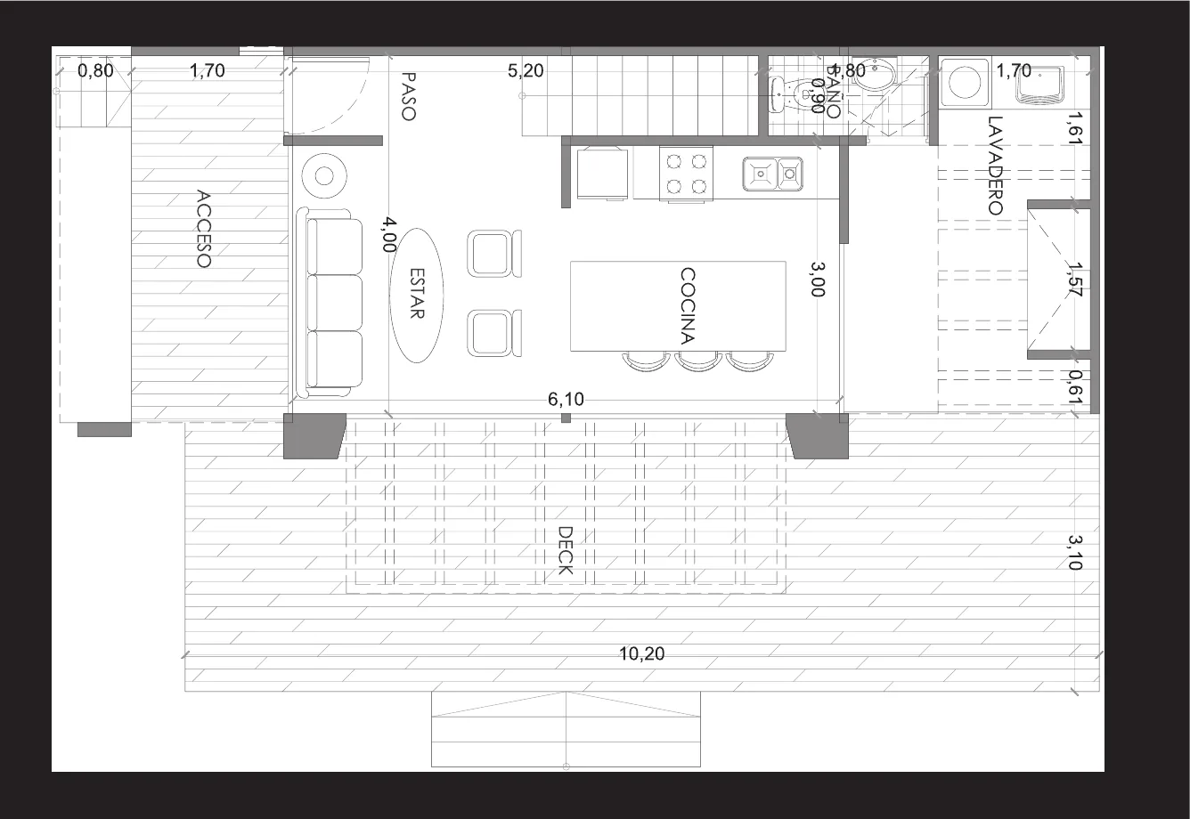 Planta baja de la tipología D: acceso, estar, cocina con isla, baño, lavadero, la escalera y un deck de 10,20 m de largo sobre el frente.