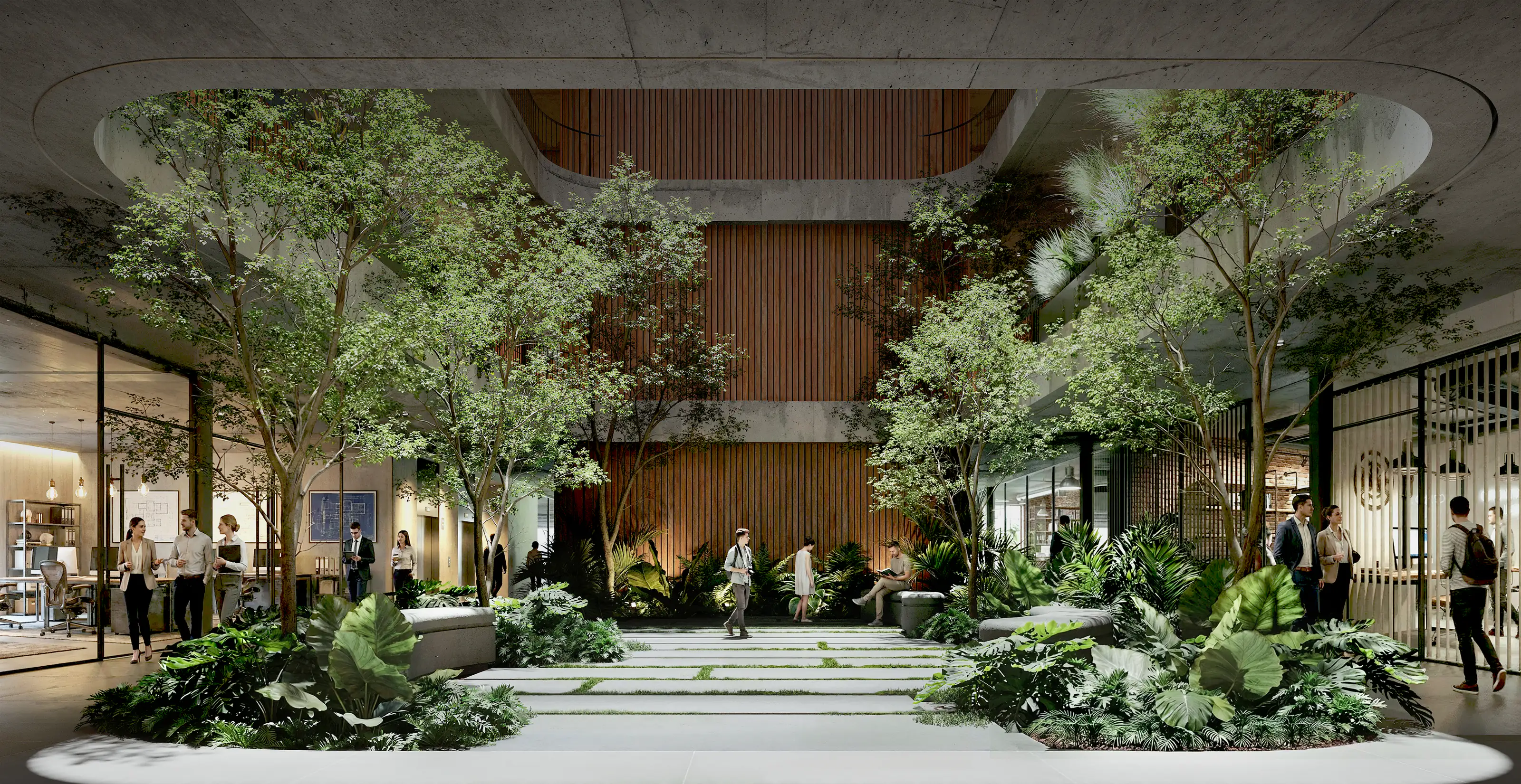 Patio interior de planta baja con árboles, plantas de hojas grandes y un camino de losetas con pasto, rodeado de oficinas vidriadas, con un muro de listones de madera que sube por el vacío del patio